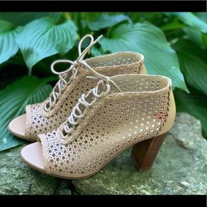 NWT Size 6 Via Spiga Heels